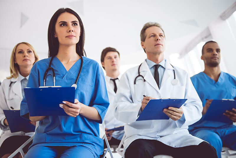 Doctores realizando un curso de Espirometría avanzado